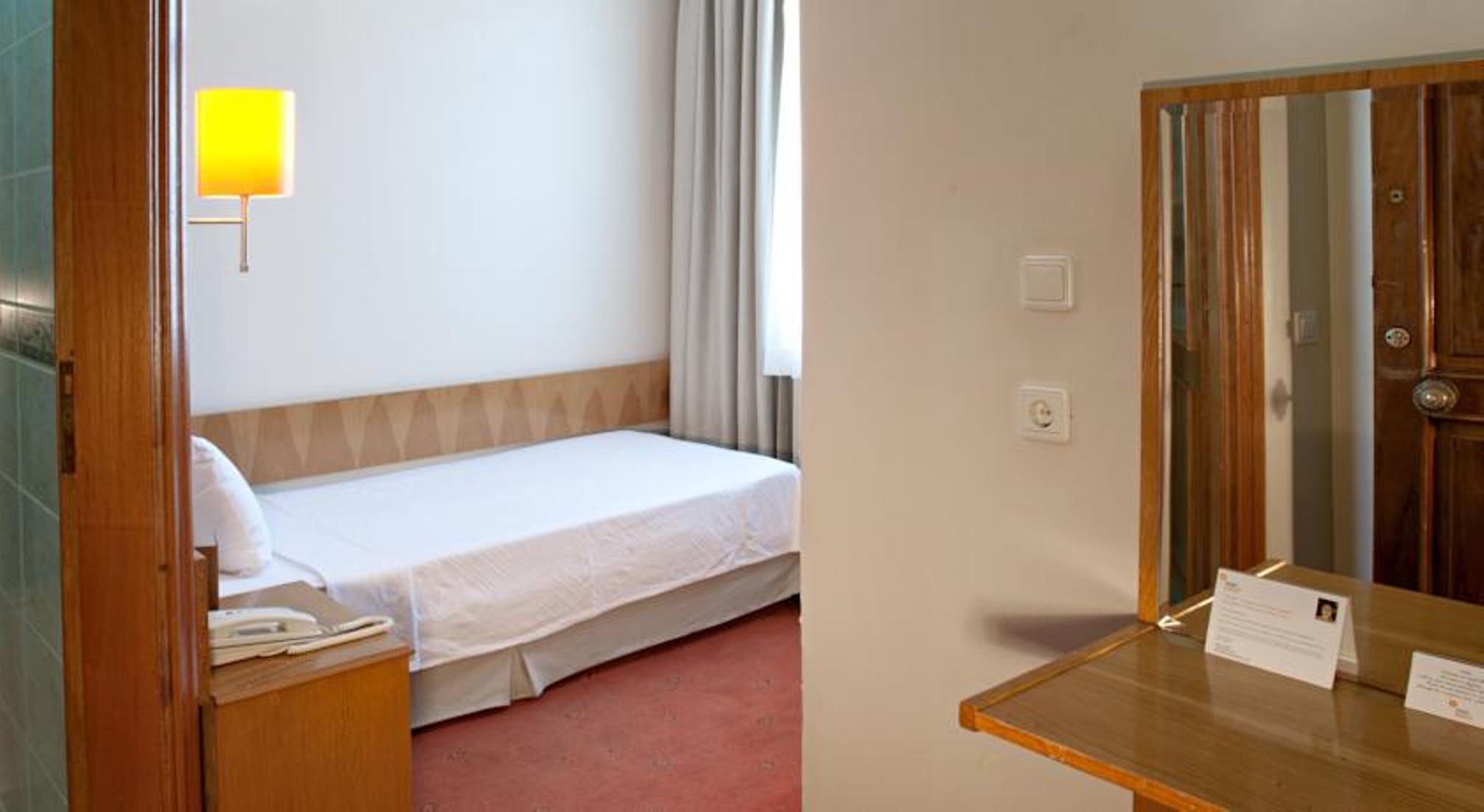 Ilkay Hotel Истанбул Екстериор снимка