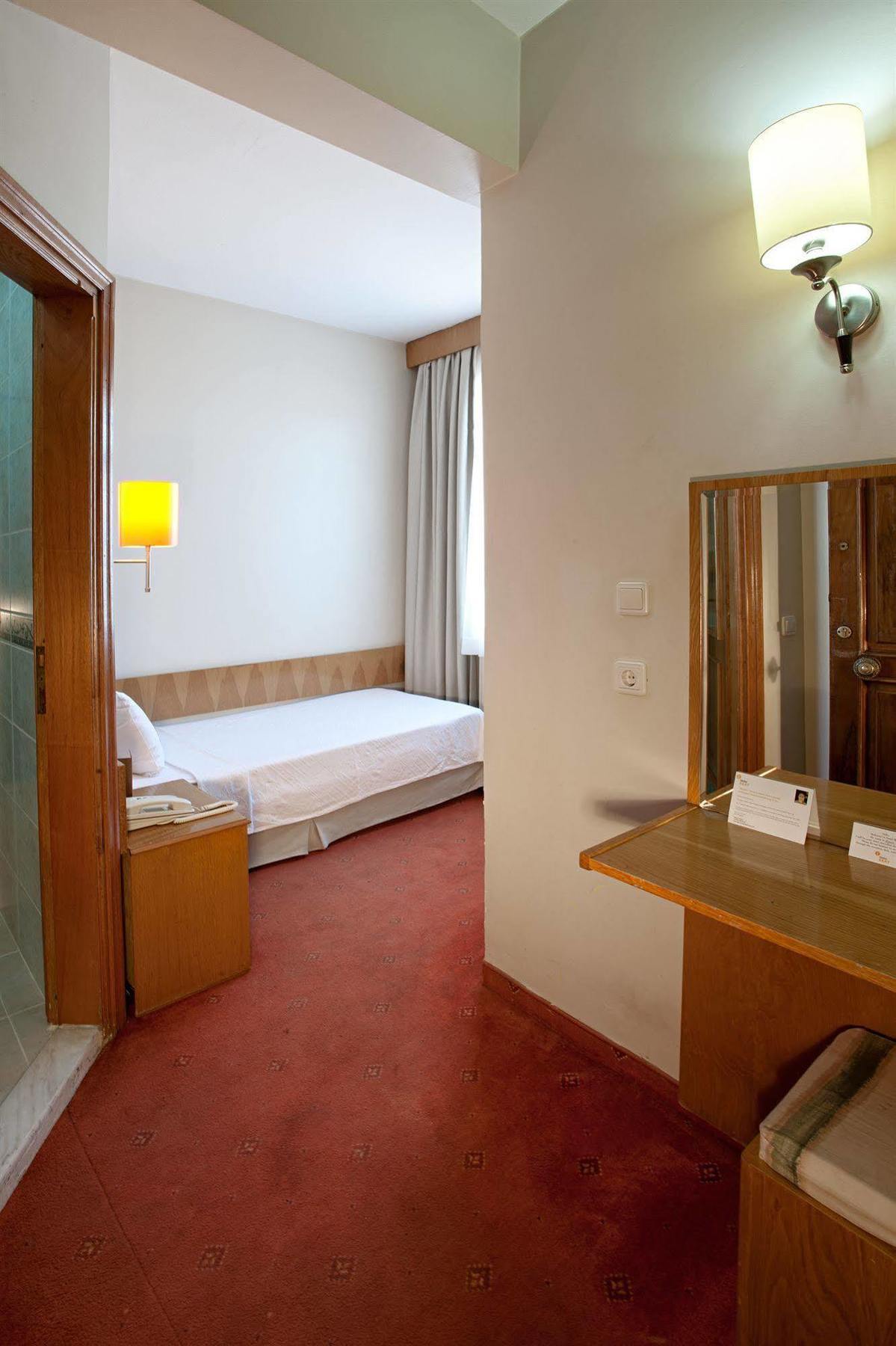 Ilkay Hotel Истанбул Екстериор снимка