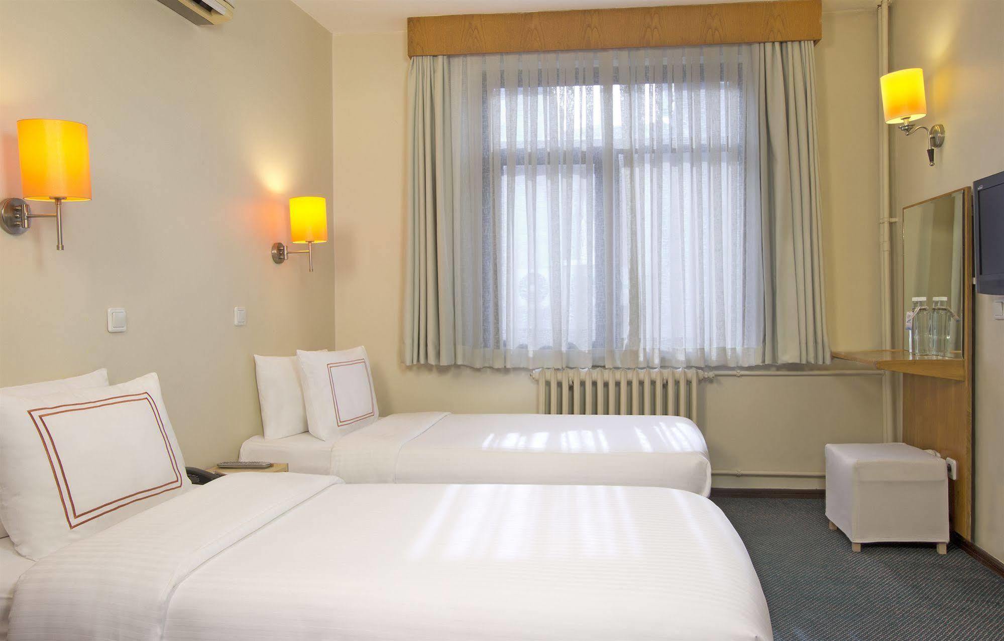 Ilkay Hotel Истанбул Стая снимка