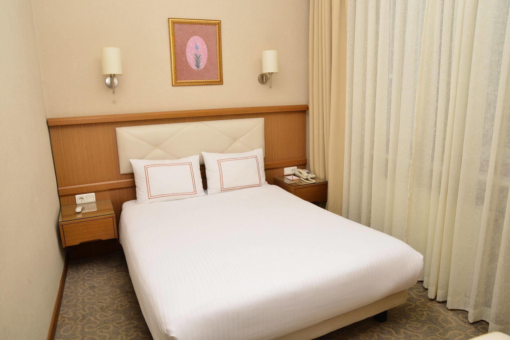 Ilkay Hotel Истанбул Екстериор снимка