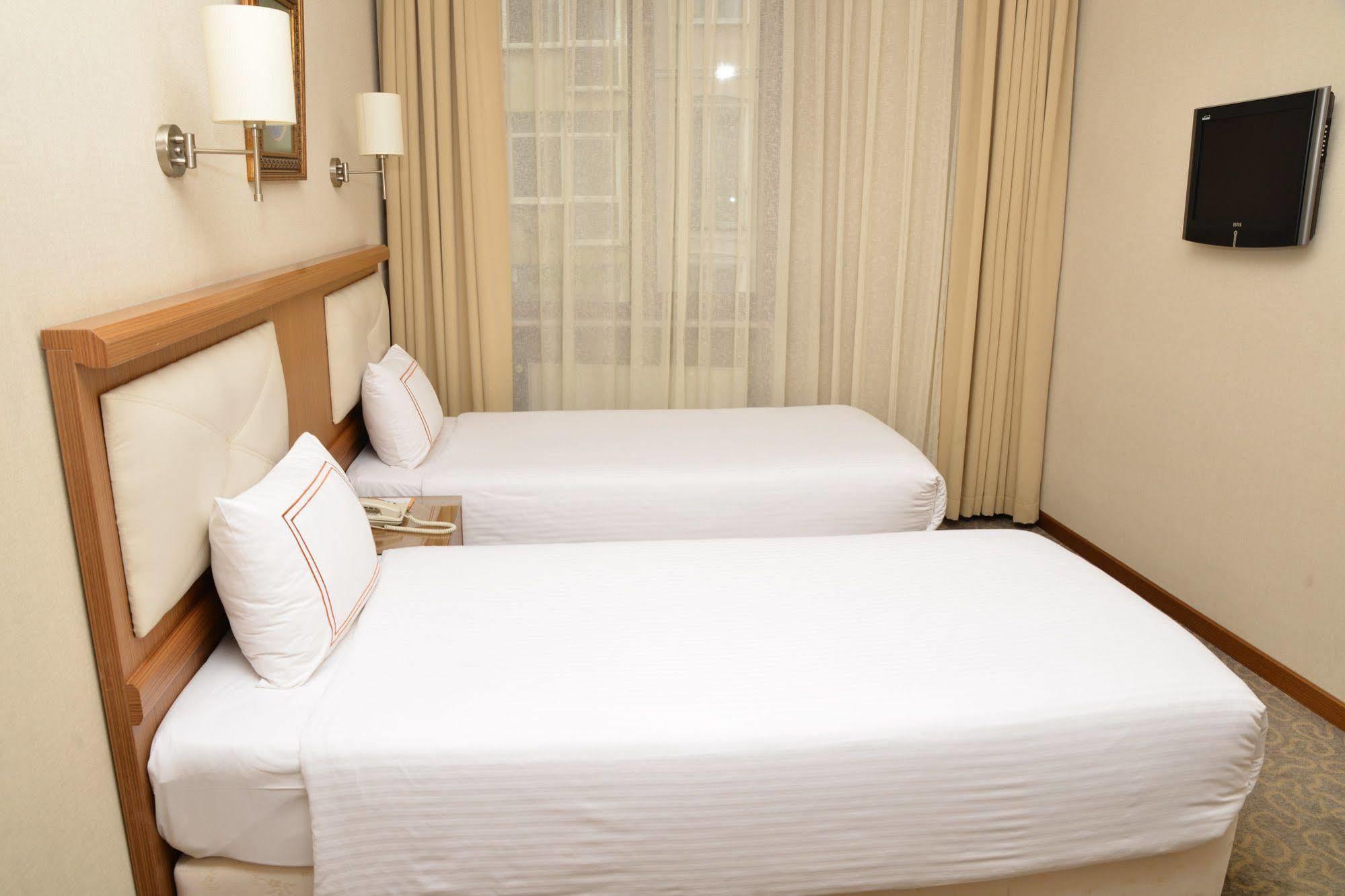 Ilkay Hotel Истанбул Екстериор снимка