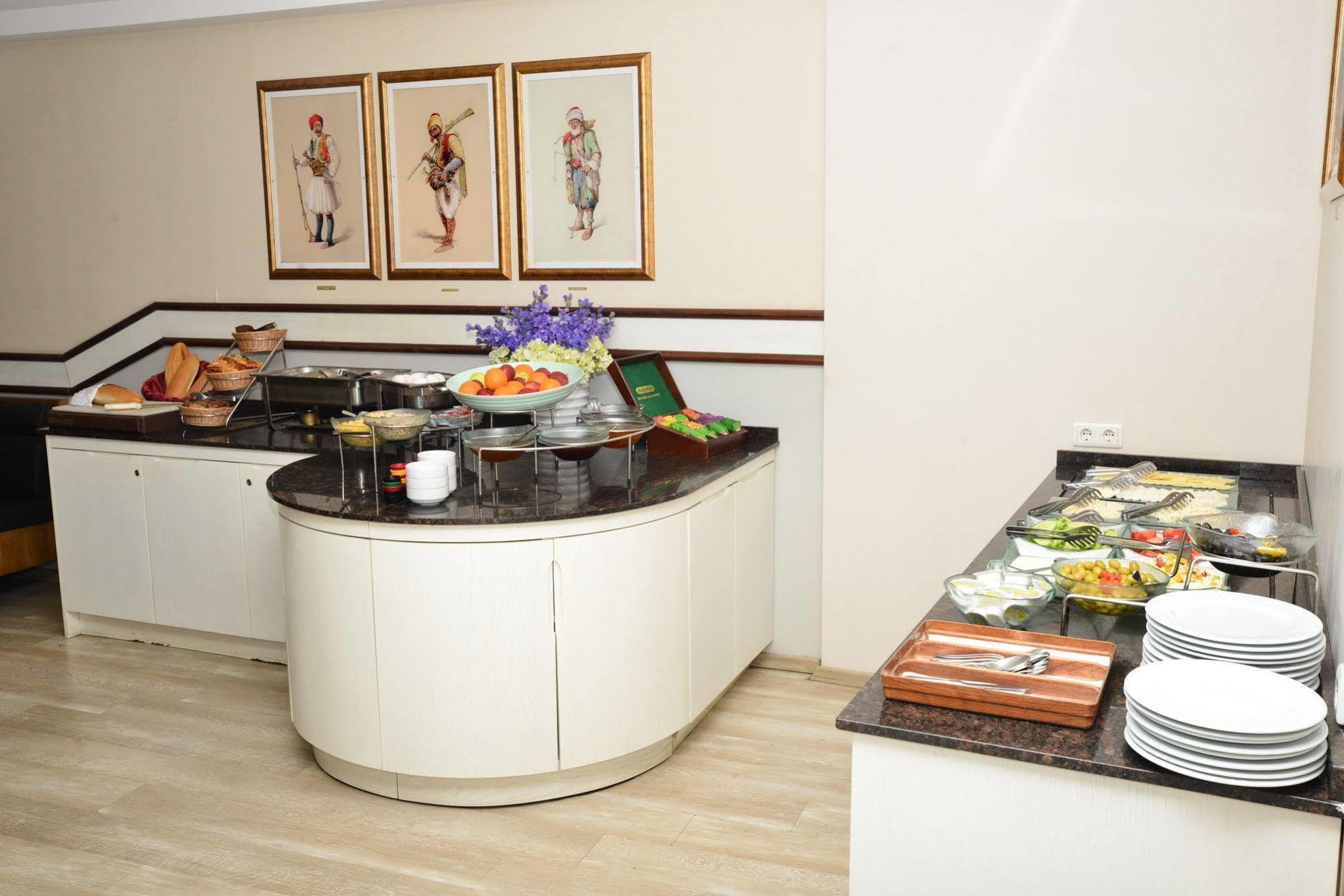 Ilkay Hotel Истанбул Екстериор снимка