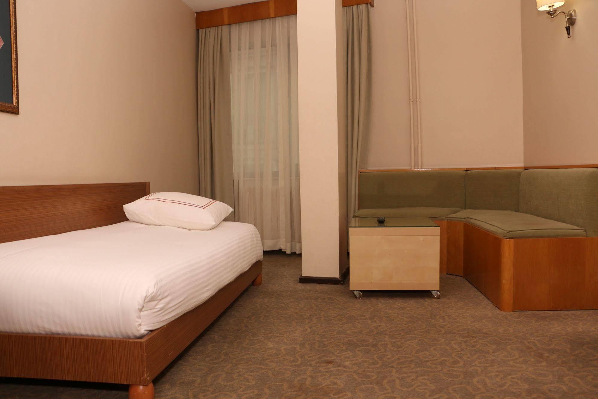 Ilkay Hotel Истанбул Екстериор снимка