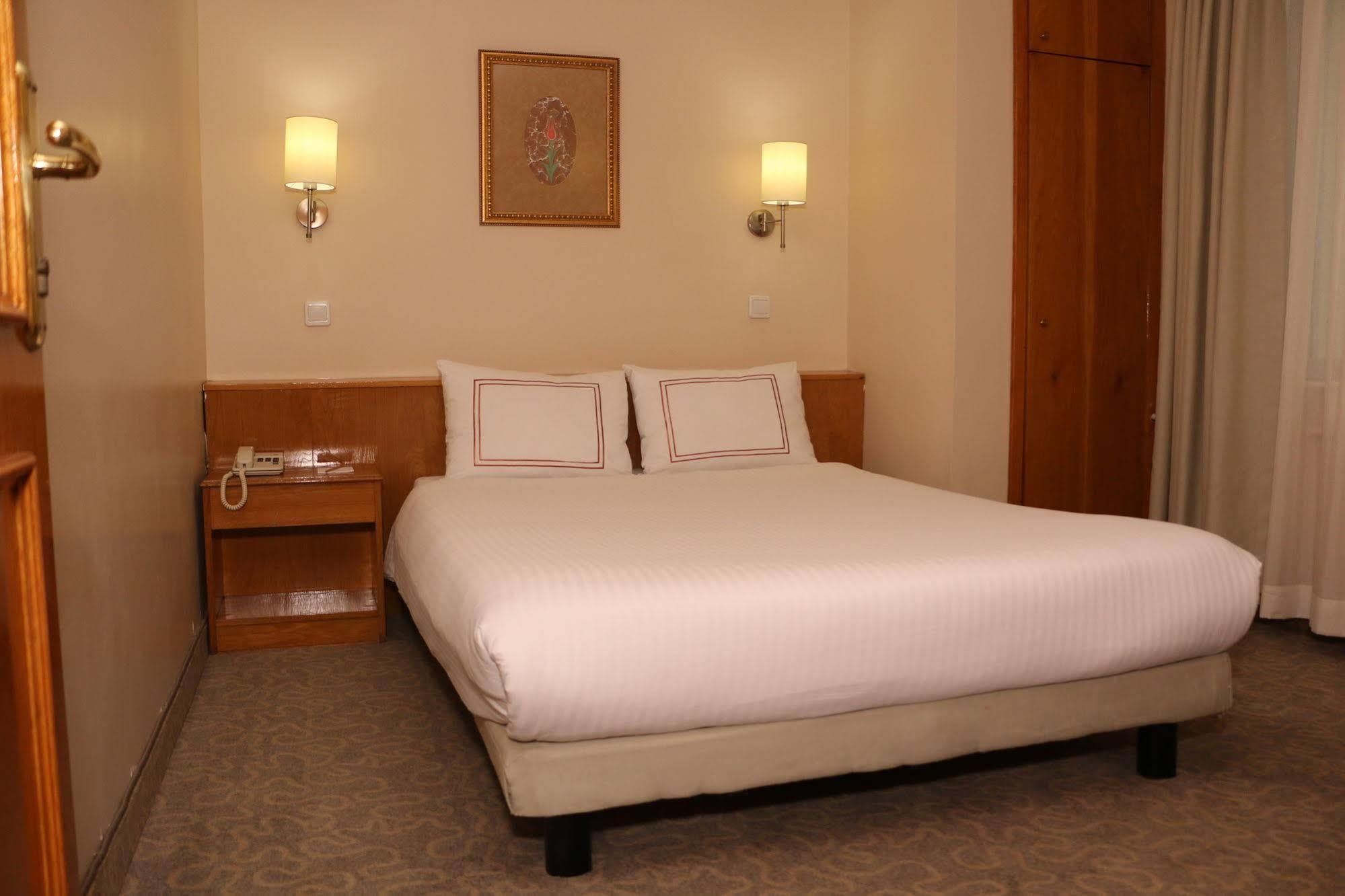 Ilkay Hotel Истанбул Екстериор снимка